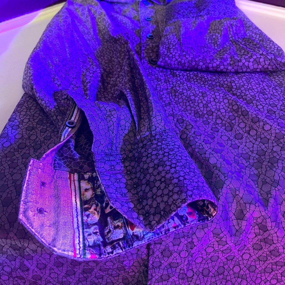 Masquerade inlay on sleeves -Size S Classic fit. Grey Geometric pattern